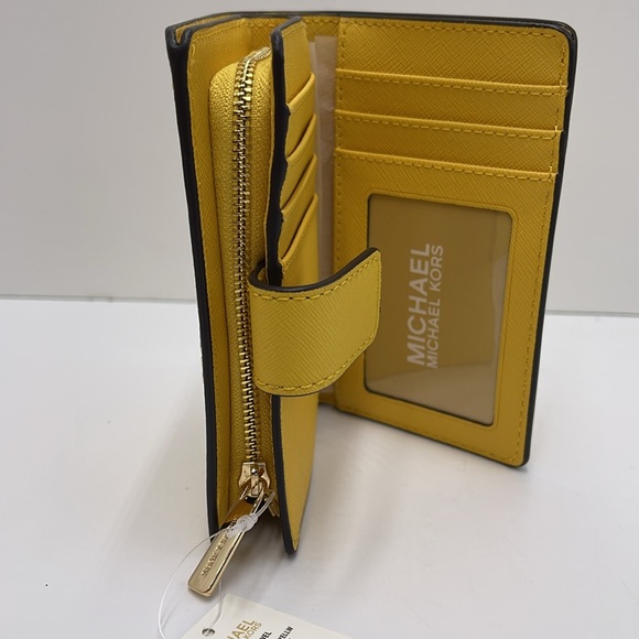 Michael Kors Medium Crossgrain Leather Wallet
COLOR GOLDEN YELLOW
NWT - Picture 14 of 16